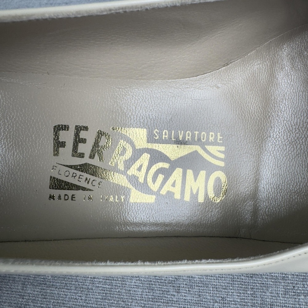 Salvatore Ferragamo Shoes Womens Size 7.5 AA Ivory Leather Pumps Low Heel Italy - Picture 9 of 14